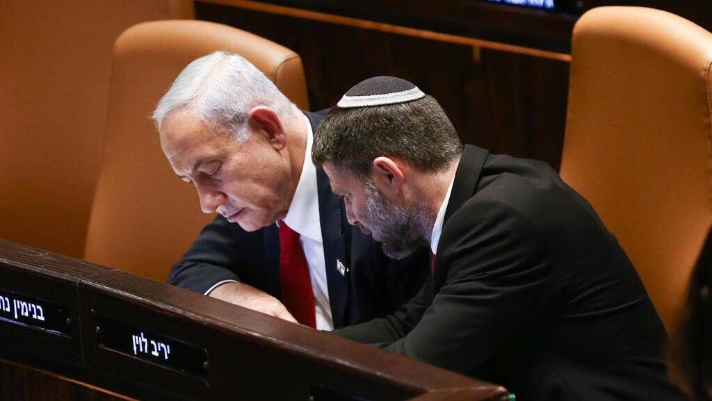 מימין: שר האוצר בצלאל סמוטריץ’ ורה”מ בנימין נתניהו (צילום: אלכס קולומויסקי,) מימין: בצלאל סמוטריץ' ו בנימין נתניהו