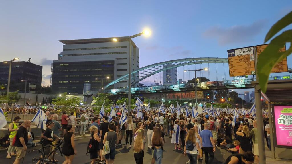 המפגינים מול הקריה בתל אביב, הערב