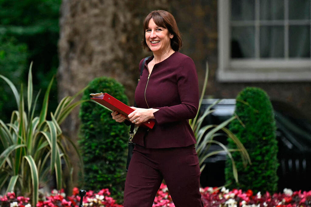 רייצ'ל ריבס. כתם בעברה: העתיקה מוויקיפדיה בכתיבת ספר כלכלי (צילום: Paul ELLIS / AFP) Rachel Reeves רייצ'ל ריבס שרת האוצר של בריטניה