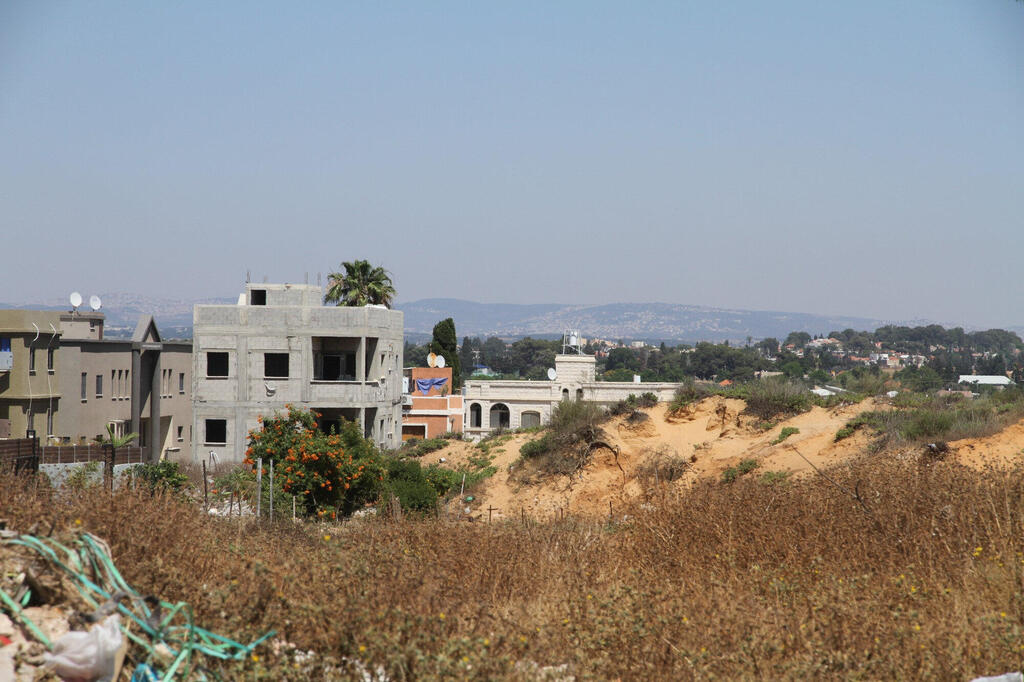 תלולית העפר המפרידה בין ג'סר א-זרקא ל קיסריה 2017