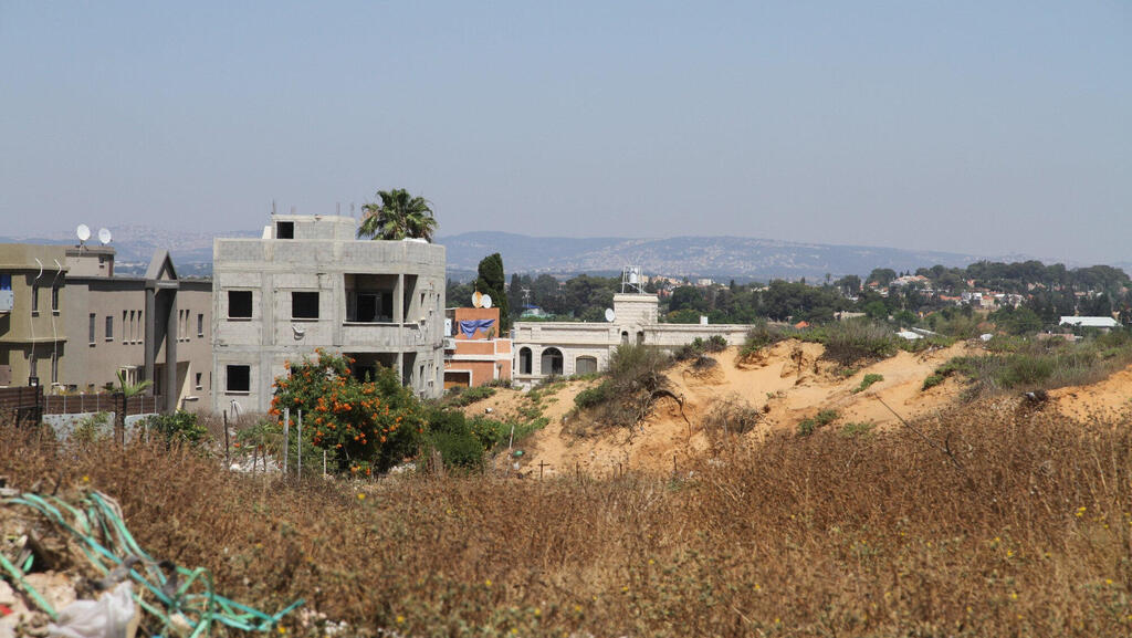 &quot;רעש בלתי נסבל ושריפת פסולת&quot;: בקיסריה חוששים מהרחבת ג&#39;סר א-זרקא