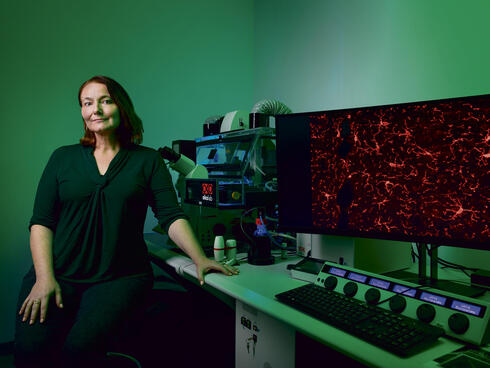 Dr. Linda Rubinstein in her lab 