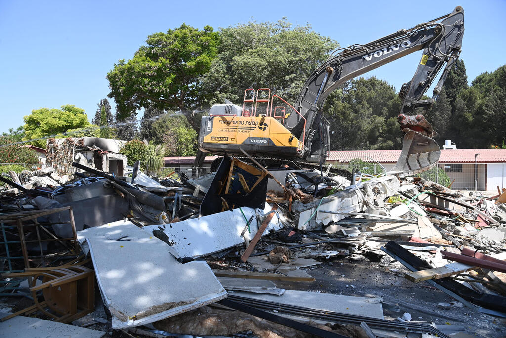 פינוי הריסות בתים שנהרסו ב 7 באוקטובר לצורך שיקום העוטף קיבוץ רעים 9.7.24 מלחמת עזה