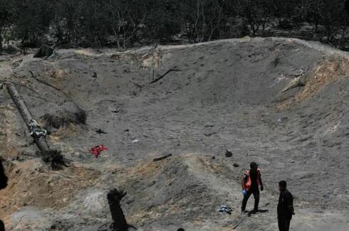 המכתש שנוצר בעקבות התקיפה בחאן יונס במסגרת ניסיון החיסול של מוחמד דף, צילום: Bashar TALEB / AFP