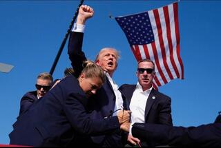דונלד טראמפ רגע אחרי ניסיון התנקשות ב פנסילבניה 14.7.2024, צילום: AP Photo/Evan Vucci