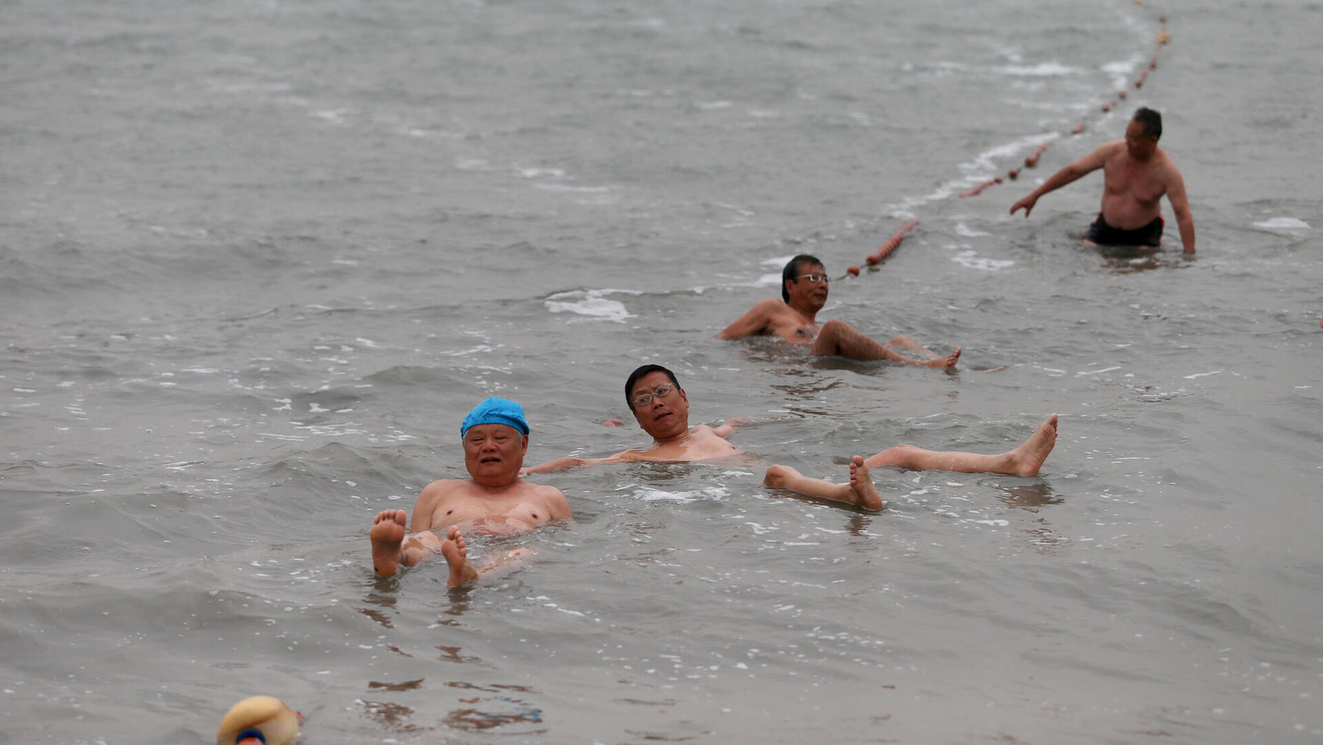 תיירים מ סין מבלים ב ים המלח ב חוף קליה