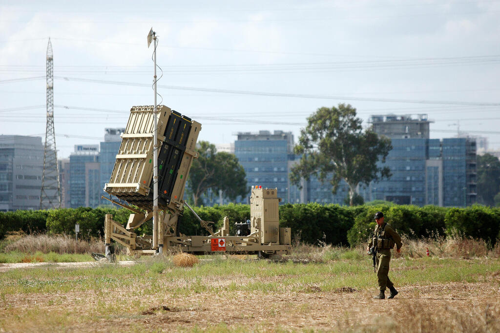 מערכת סוללת כיפת ברזל ב מרכז הארץ במהלך מבצע צוק איתן