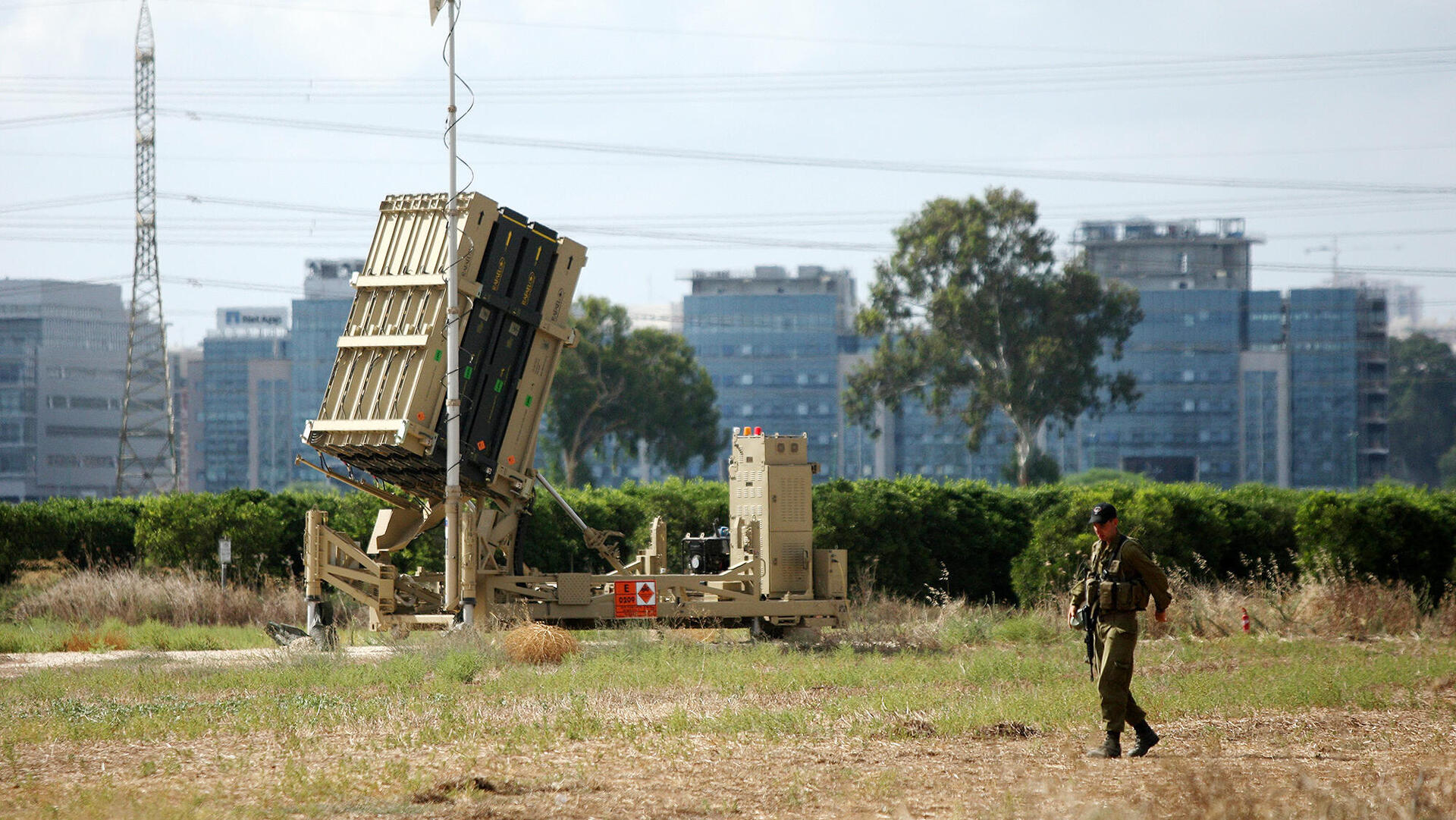 מערכת סוללת כיפת ברזל ב מרכז הארץ במהלך מבצע צוק איתן