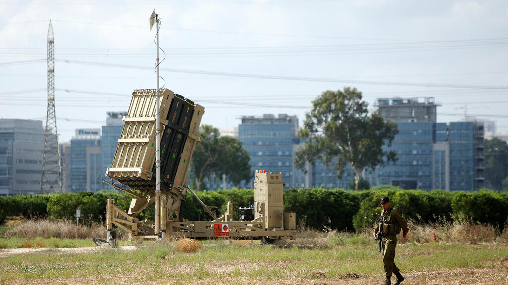 מערכת סוללת כיפת ברזל ב מרכז הארץ במהלך מבצע צוק איתן