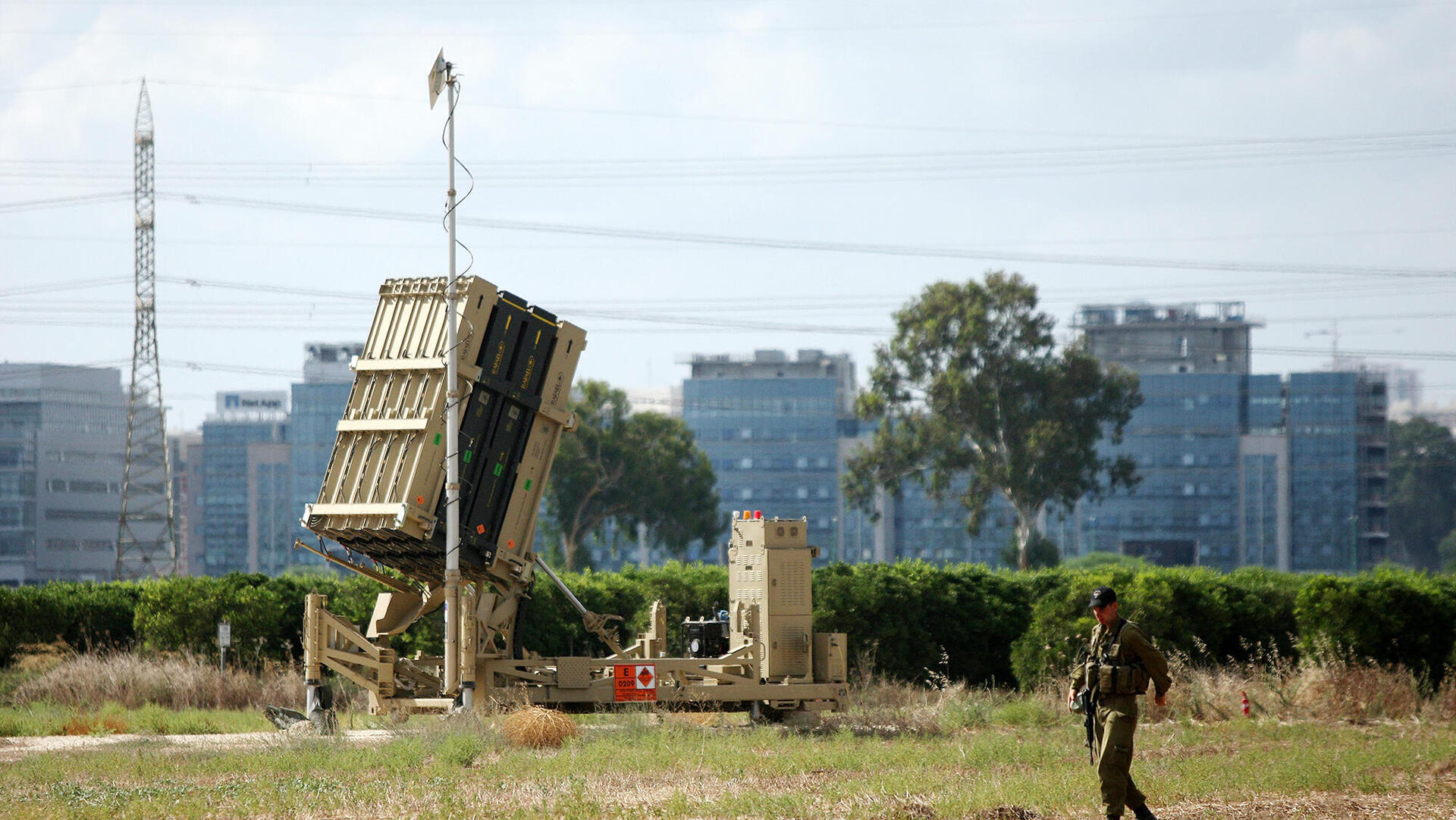 מערכת סוללת כיפת ברזל ב מרכז הארץ במהלך מבצע צוק איתן
