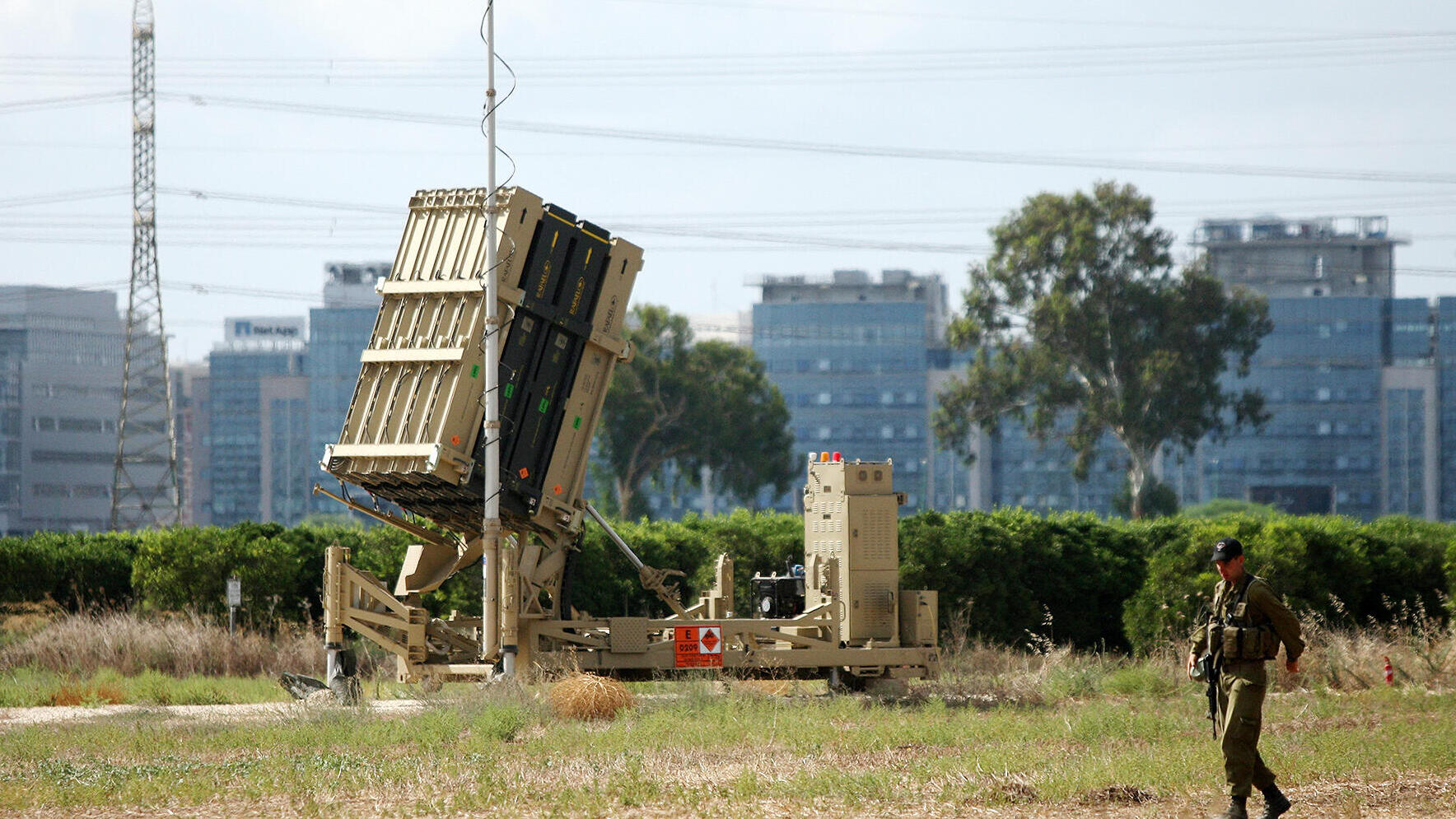 מערכת סוללת כיפת ברזל ב מרכז הארץ במהלך מבצע צוק איתן