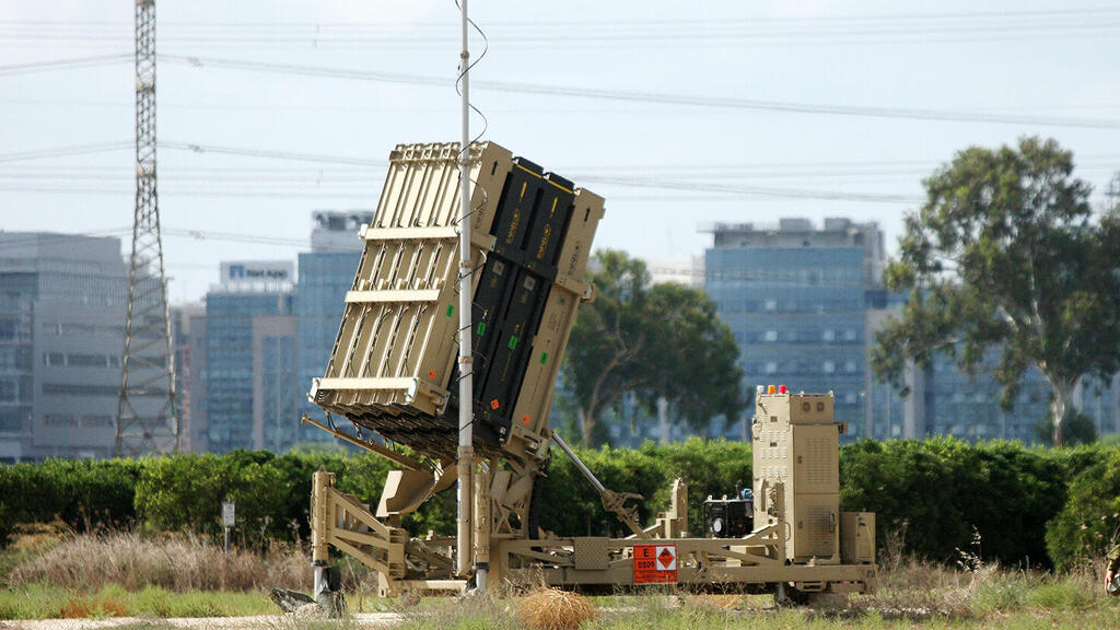 מערכת סוללת כיפת ברזל ב מרכז הארץ במהלך מבצע צוק איתן