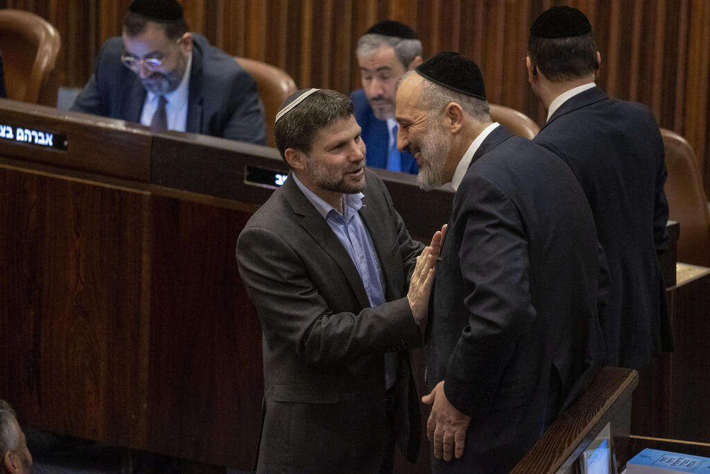 אריה דרעי ובצלאל סמוטריץ'. "יש בכנסת שלוש מפלגות חרדיות — הציונות הדתית מתנהלת עם אמות מידה ופוליטיקה של העולם החרדי"