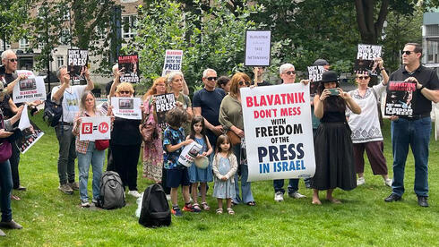 המחאה הגיעה לבלווטניק: הפגנות בבריטניה נגד מינוי שמאלוב ברקוביץ' למנכ"לית חדשות 13