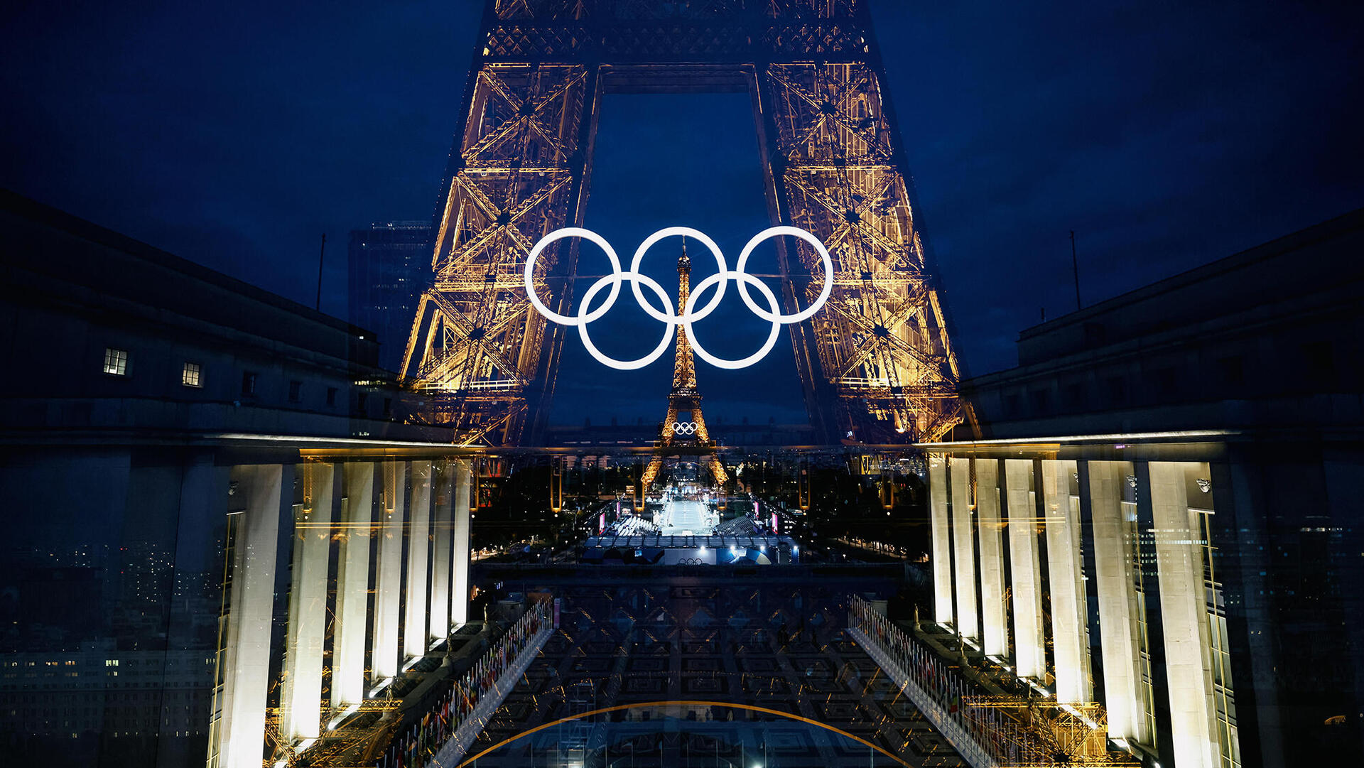 מגדל אייפל ב פריז צרפת מקושט בסמל אולימפיאדה