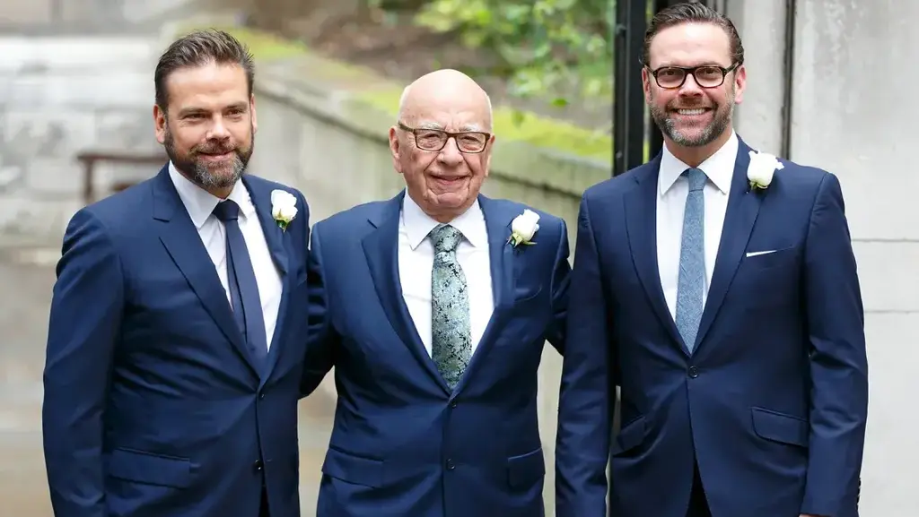 רופרט מרדוק עם שני בניו לאכלן משמאל וג'יימס מימין