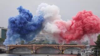 המים שניתזים מציירים את דגל צרפת בטקס פתיחת האולימפיאדה בפריז