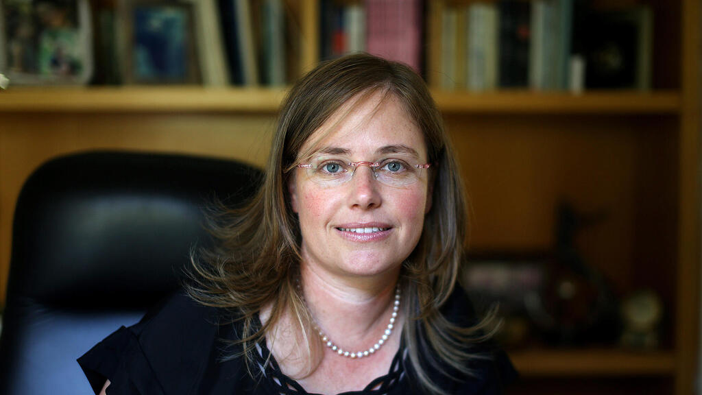 Dr. Tehilla Shwartz Altshuler (Amit Shabi) ד"ר תהילה שוורץ אלטשולר חוקרת בכירה ב פרויקט רפורמות ב מדיה ב מכון הישראלי ל דמוקרטיה מרצה ב אוניברסיטה העברית ו חברה ב ועדת שכטר