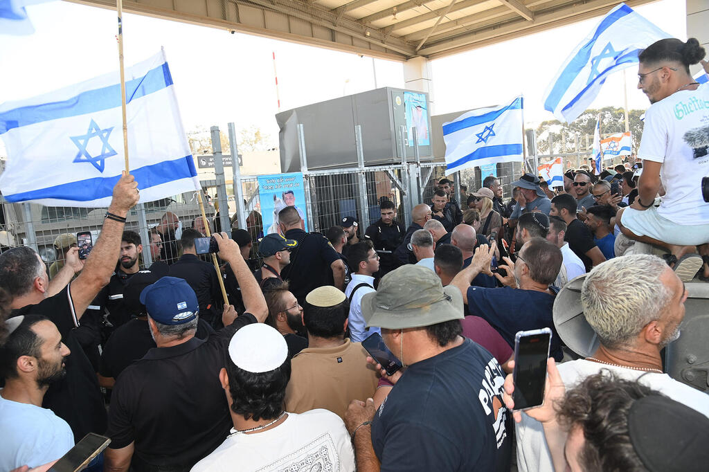 הפריצה לבסיס שדה תימן. שרי הימין הקיצוני והמשיחי מובילים קו מתמשך של הפשטת ישראל מאנושיותה מהקודים המקובלים במדינת חוק בנוגע ליחס לעצירים ואסירים (צילום: הרצל יוסף) מוסף שבועי 1.8.24 הפריצה לבסיס שדה תימן