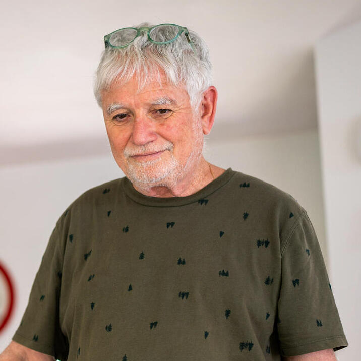 היזם והאקטיביסט ישראל קרויזר. מזהיר שהרפורמות בחינוך העצמאי תקועות (צילום: שלו שלום) ישראל קרויזר ב ביתו ב ירושלים