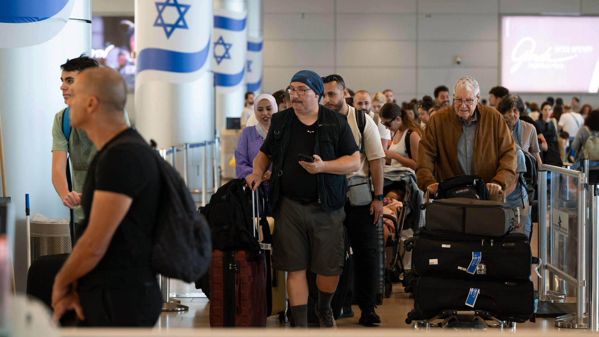 ישראלים ש טסים ל חול ישראלים ב נתבג ל קראת טיסה ל חול