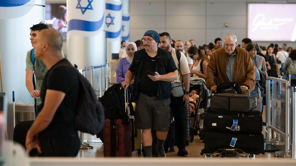 ישראלים ש טסים ל חול ישראלים ב נתבג ל קראת טיסה ל חול