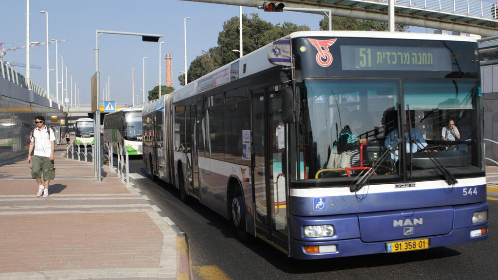 אוטובוס של דן (צילום: גיל לרנר) נתיב תחבורה ציבורית ב רחוב זבוטינסקי ב פתח תקוה נתצ אוטובוס אוטובוסים הולכי רגל מעבר חציה שלטים שלט