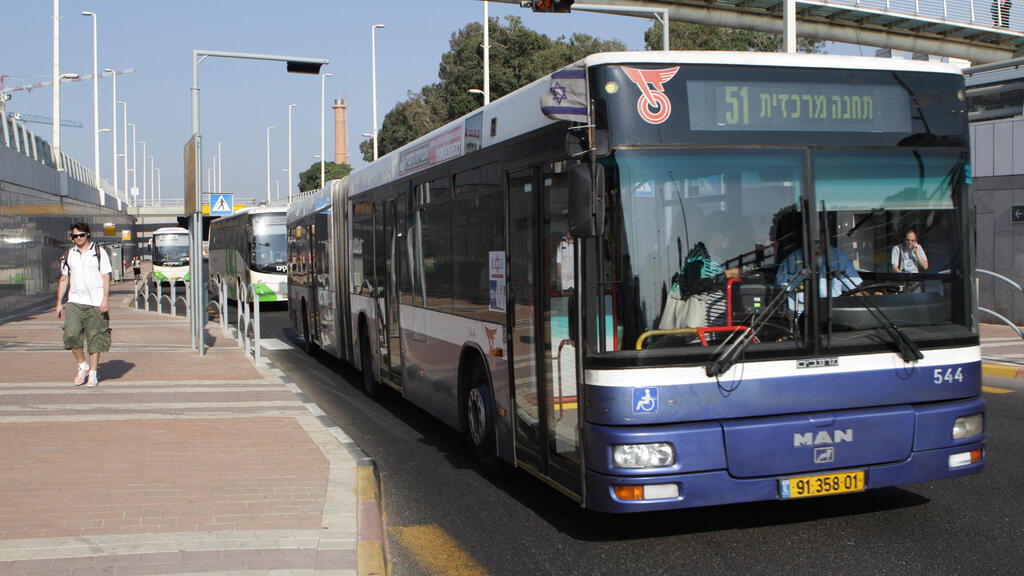 נסיעה בתחב"צ חינם ביום הבחירות בקווי אוטובוס בין עירוניים (צילום: גיל לרנר) נתיב תחבורה ציבורית ב רחוב זבוטינסקי ב פתח תקוה נתצ אוטובוס אוטובוסים הולכי רגל מעבר חציה שלטים שלט