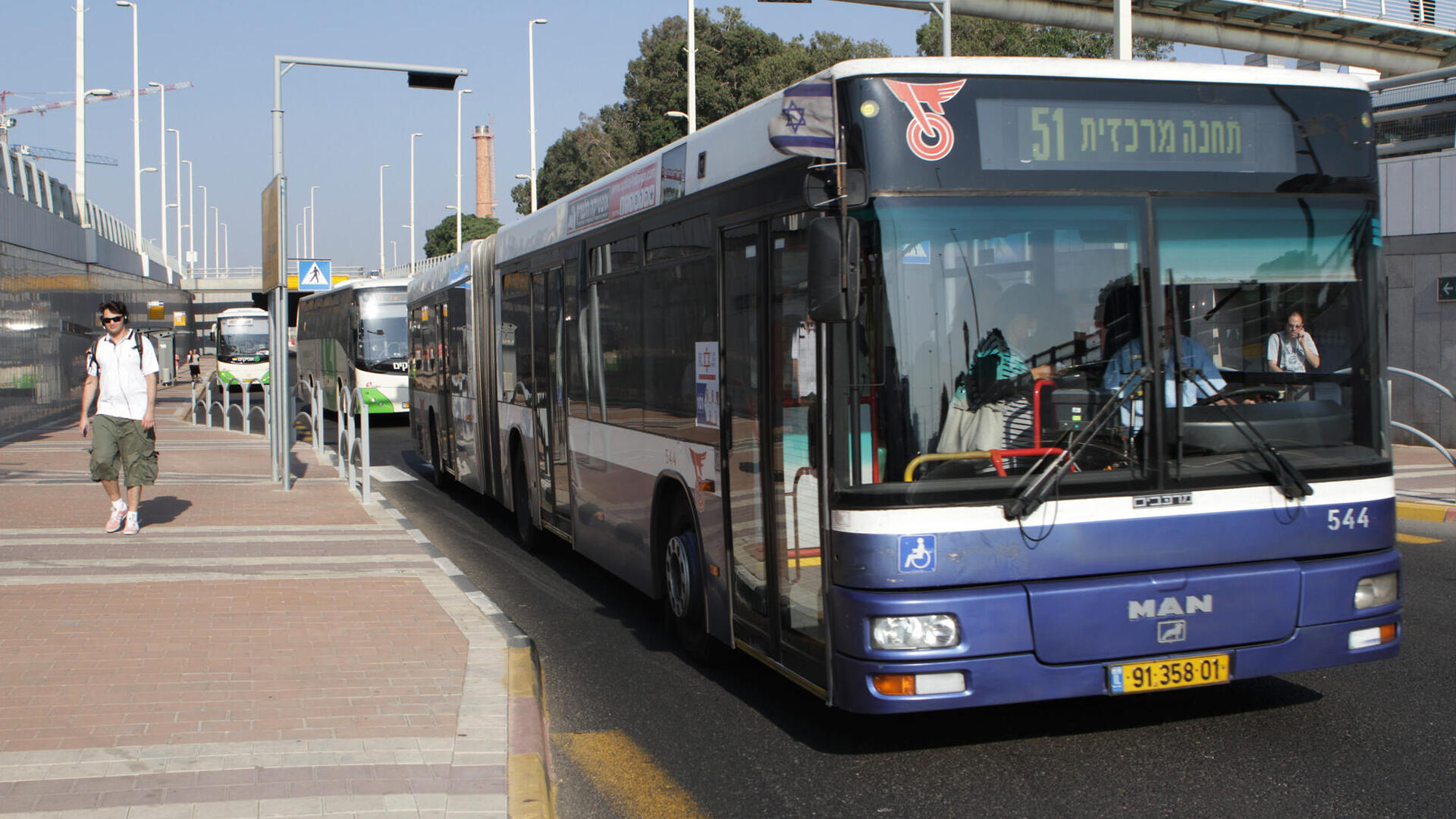 נתיב תחבורה ציבורית ב רחוב זבוטינסקי ב פתח תקוה נתצ אוטובוס אוטובוסים הולכי רגל מעבר חציה שלטים שלט
