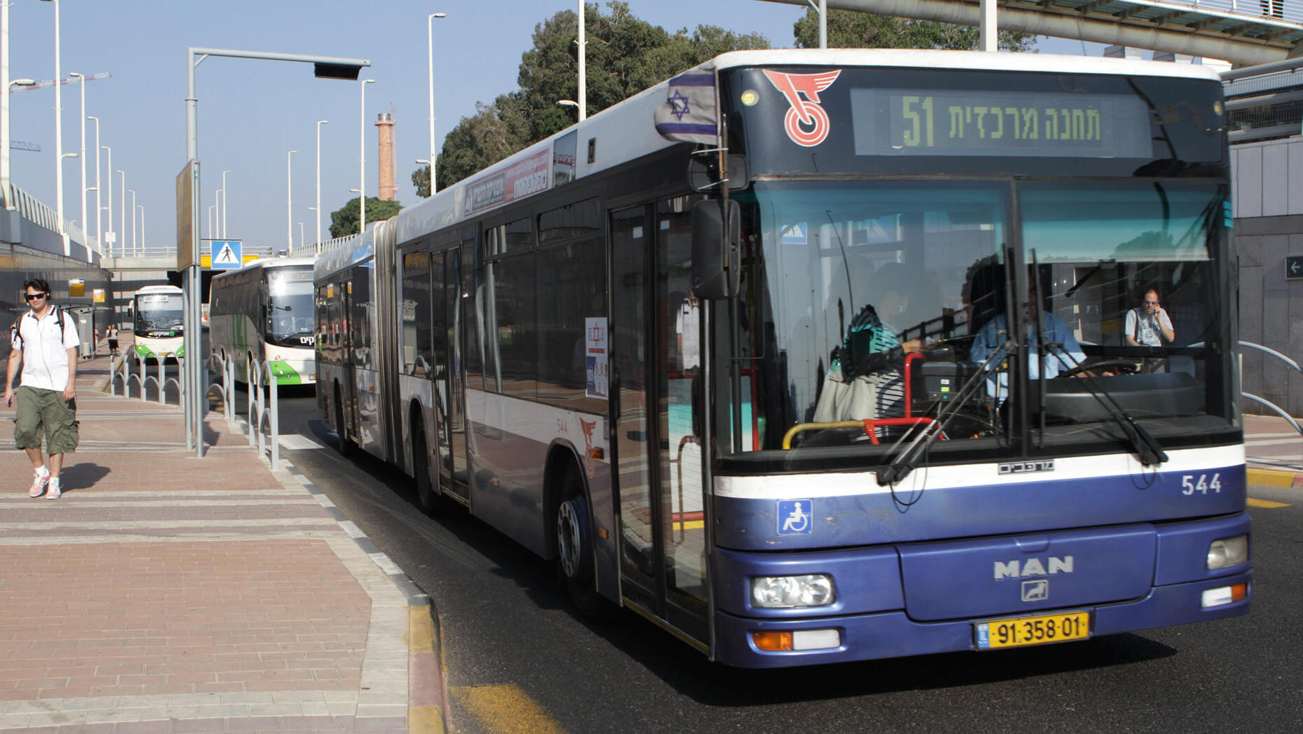 נתיב תחבורה ציבורית ב רחוב זבוטינסקי ב פתח תקוה נתצ אוטובוס אוטובוסים הולכי רגל מעבר חציה שלטים שלט