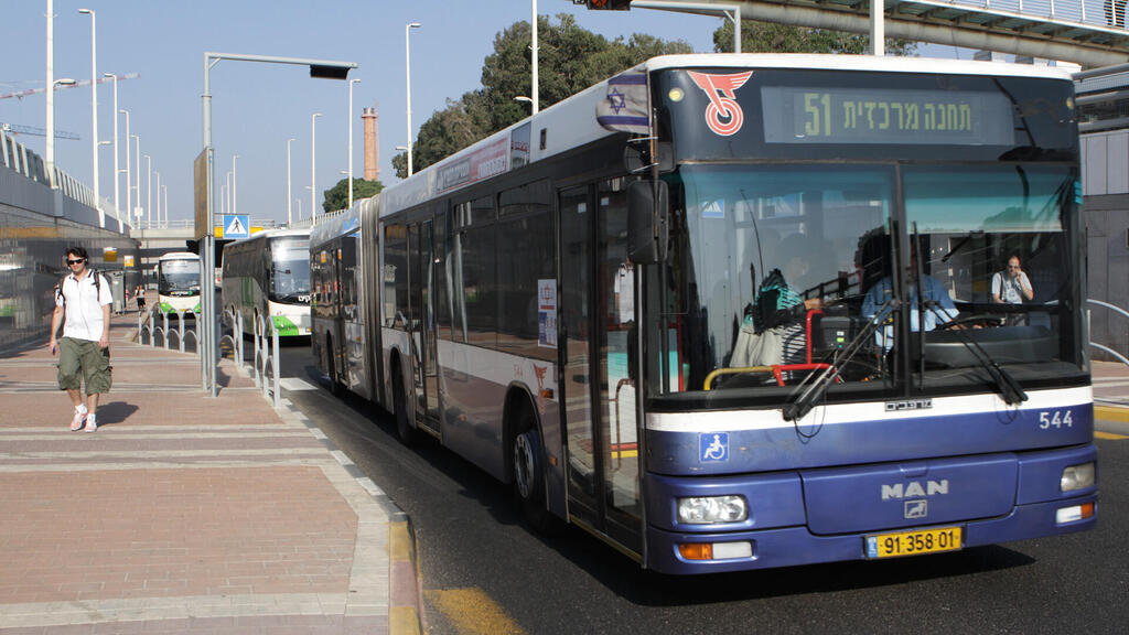 נתיב תחבורה ציבורית ב רחוב זבוטינסקי ב פתח תקוה נתצ אוטובוס אוטובוסים הולכי רגל מעבר חציה שלטים שלט