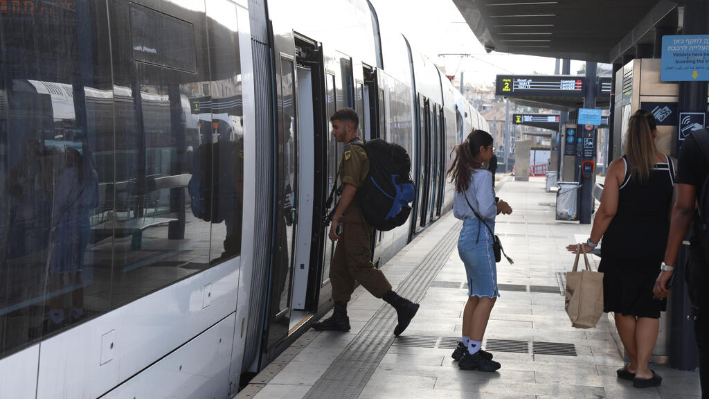 הרכבת הקלה רכבת קלה ב פתח תקווה 4.8.24 2