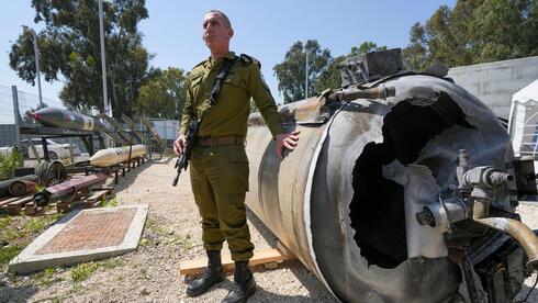 דובר צה"ל, תא"ל דניאל הגרי, מדגמן טיל בליסטי איראני שהופל, צילום: AP