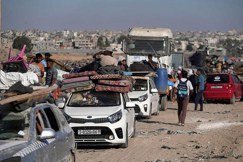 פלסטינים עוזבים את חאן יונס, אתמול, צילום: AP Photo/Abdel Kareem Hana