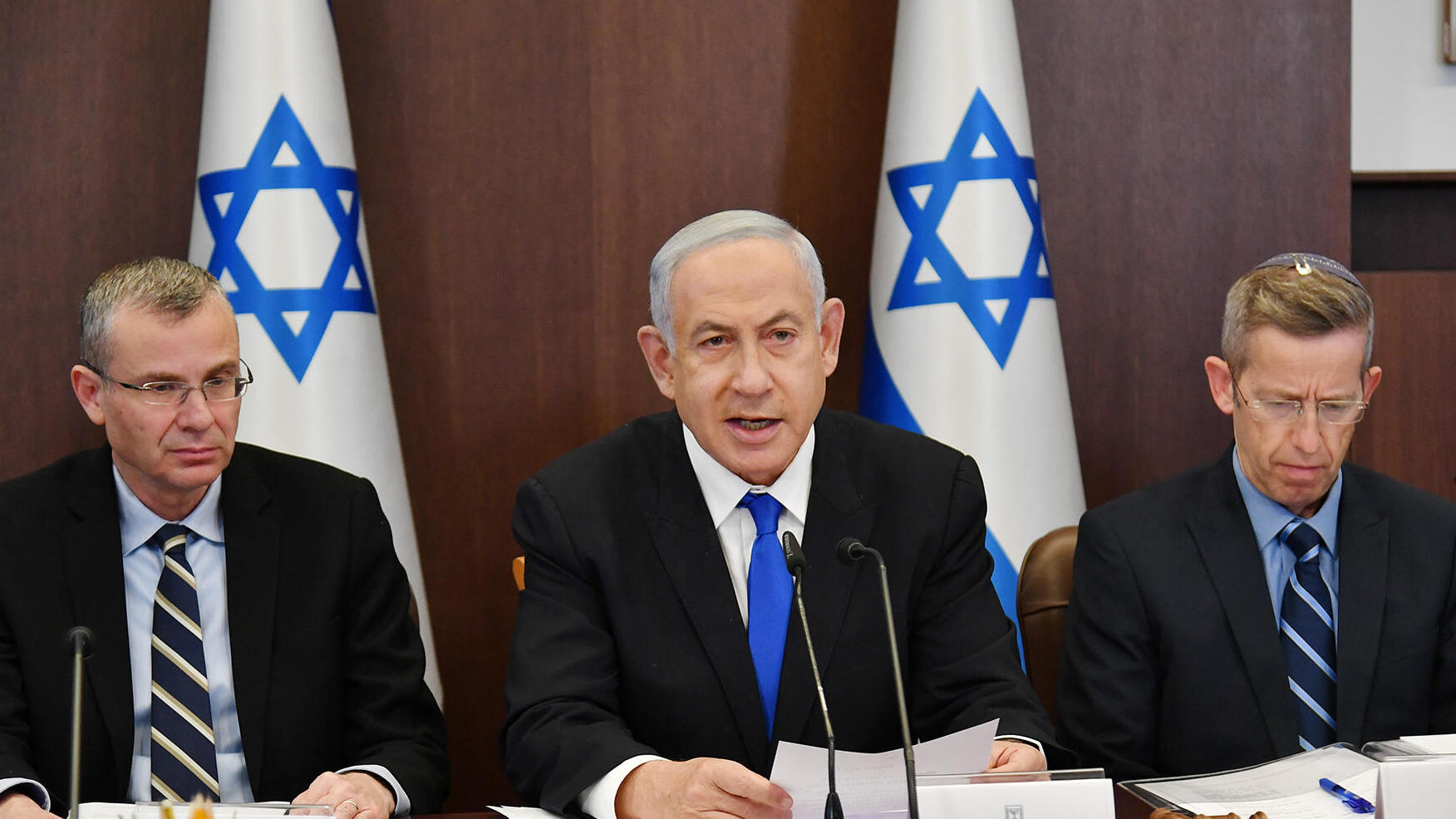 ישיבת ממשלה מימין יוסי פוקס מזכיר הממשלה בנימין נתניהו ראש הממשלה יריב לוין שר המשפטים