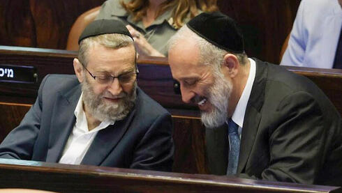 חוק ההשתמטות: החרדים שוב מאיימים בפירוק הקואליציה, נתניהו נפגש עם גפני