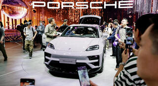 מכונית פורשה חשמלית בתערוכת הרכב בשנגחאי ב אפריל 2024