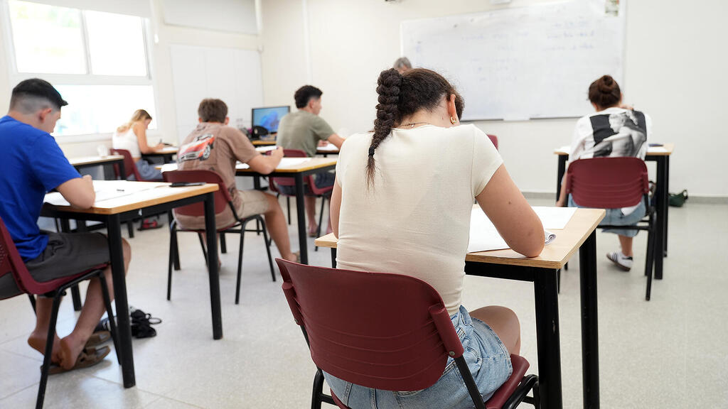 תלמידים בבחינת בגרות בסוף מאי בתיכון נופי הבשור של מועצת אשכול