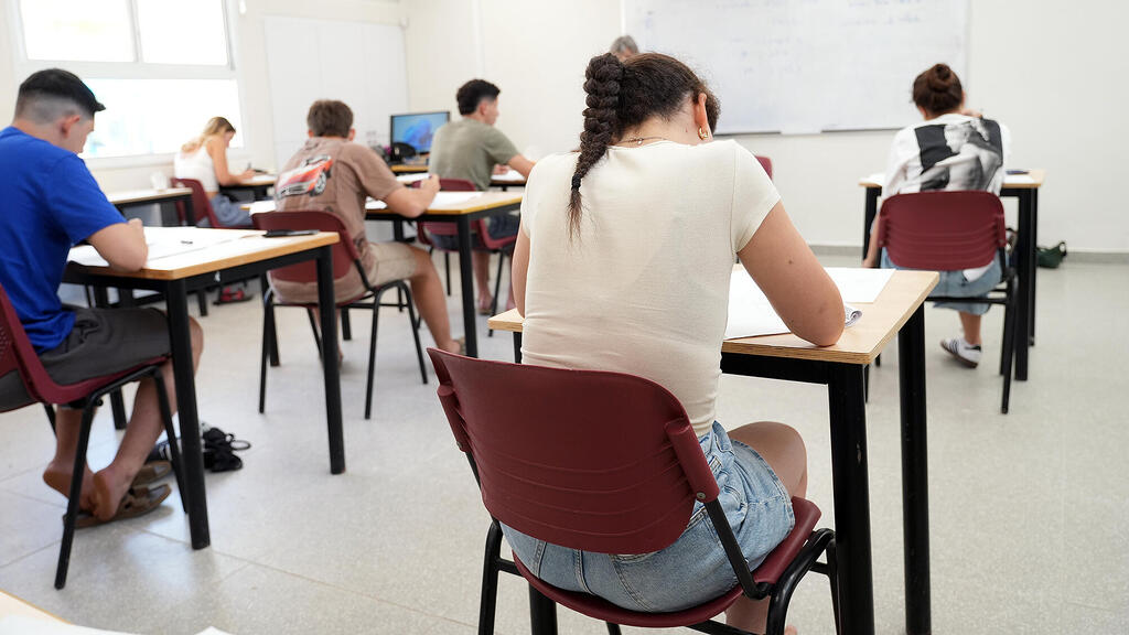 תלמידים בבחינת בגרות בסוף מאי בתיכון נופי הבשור של מועצת אשכול