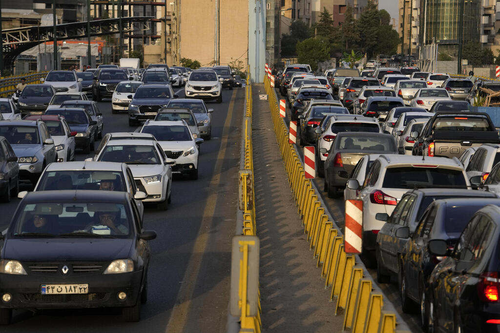 מכוניות עומדות ב פקק ב טהרן איראן 2.7.24