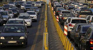 מכוניות עומדות ב פקק ב טהרן איראן 2.7.24