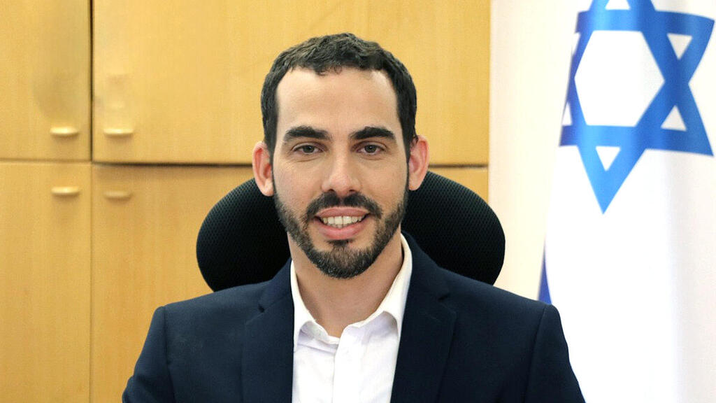 יוגב גרדוס, הממונה על התקציבים. מתנגד ליעדי גיוס "קהילתיים", שלא מחייבים שום פרט
(דוברות משרד האוצר) ממלא מקום ראש אגף התקציבים באוצר יוגב גרדוס