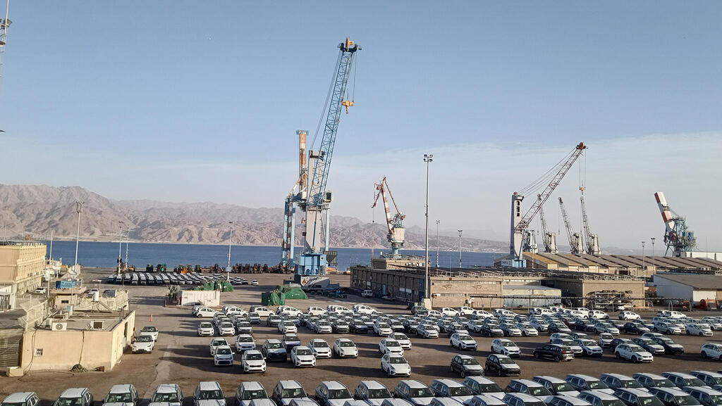 מכוניות בנמל אילת. פורקים כלי רכב במסלול עקיף דרך עקבה (צילום: שירלי זינגר) חניון רכבים חדשים ב נמל אילת