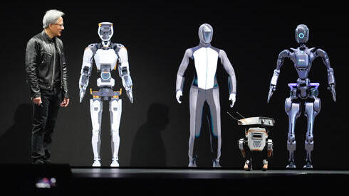 מנכ״ל אנבידיה הואנג ג׳נסן עם רובוטים