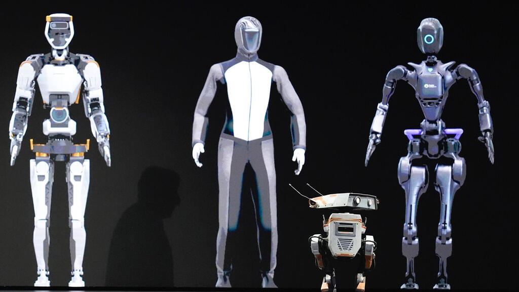 מנכ״ל אנבידיה הואנג ג׳נסן עם רובוטים