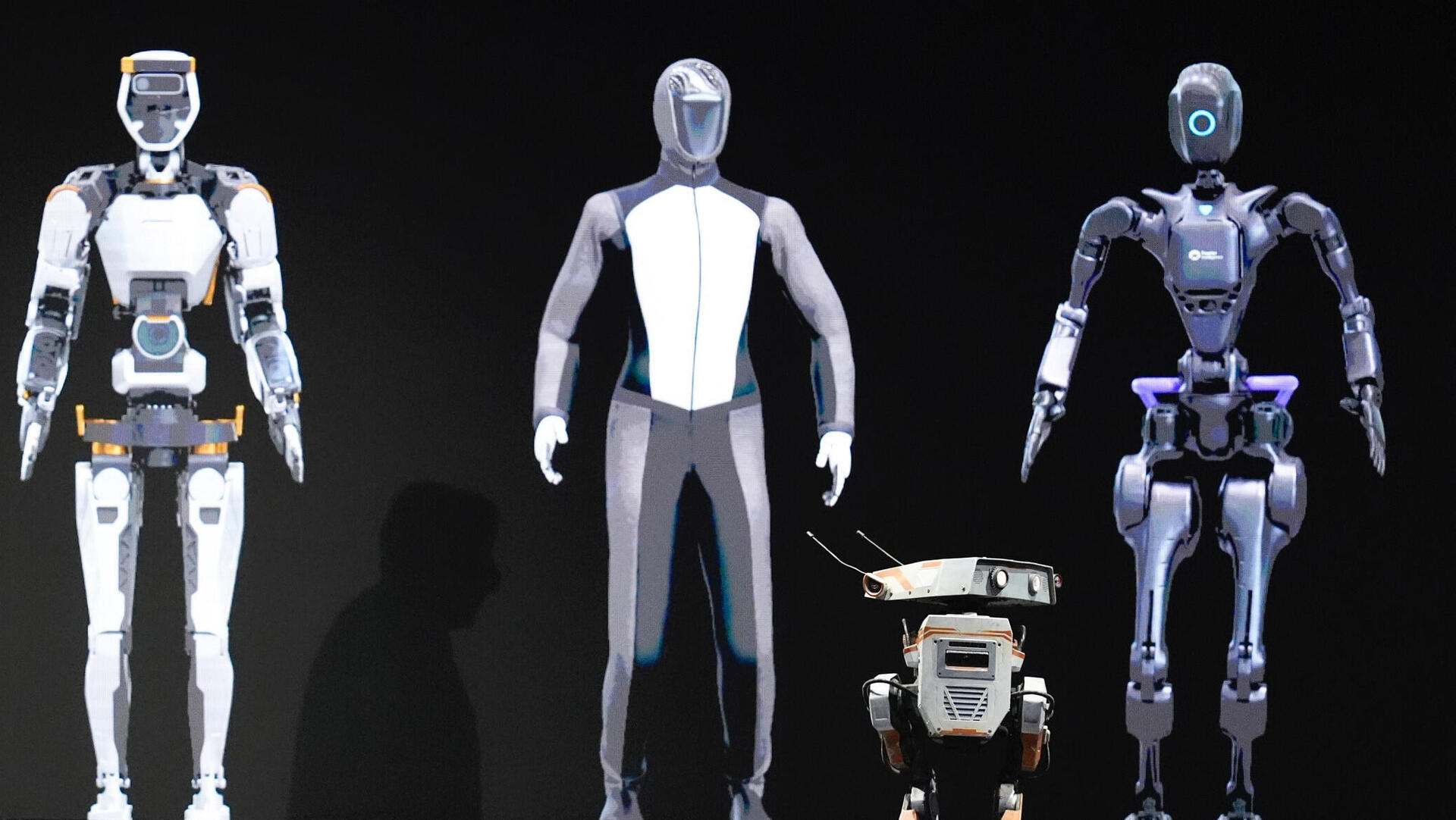 מנכ״ל אנבידיה הואנג ג׳נסן עם רובוטים