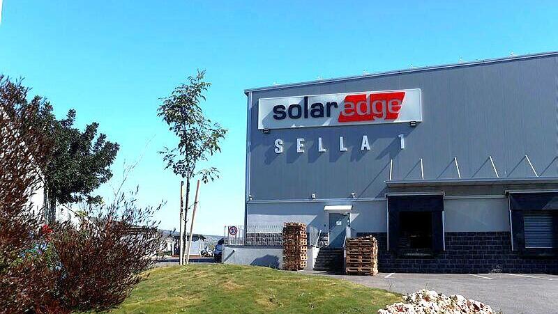 SolarEdge stock surges despite steep loss, as cash flow turns positive