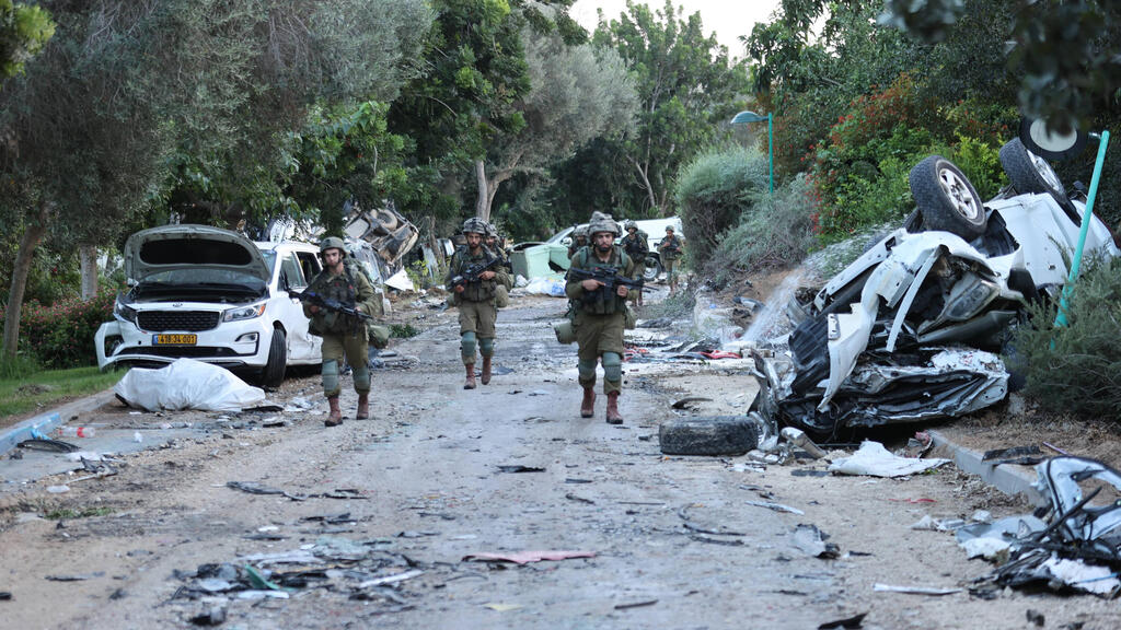 חיילים מסיירים ב הריסות של קיבוץ בארי