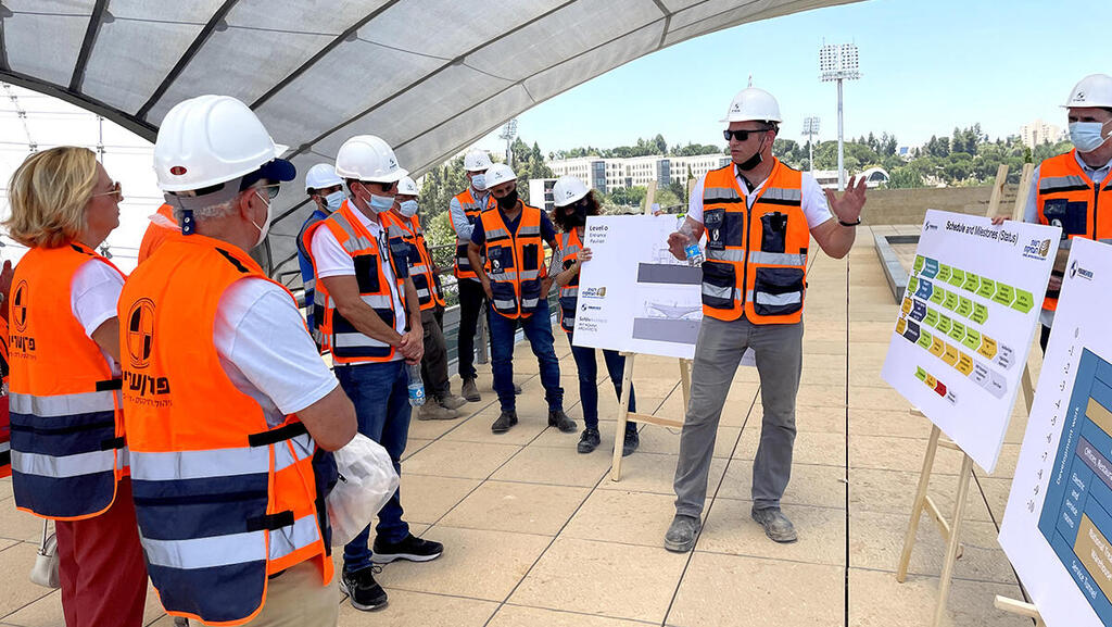 האתגרים שבניהול פרויקטים בבניית מבני ציבור בישראל מול תורמים מהעולם