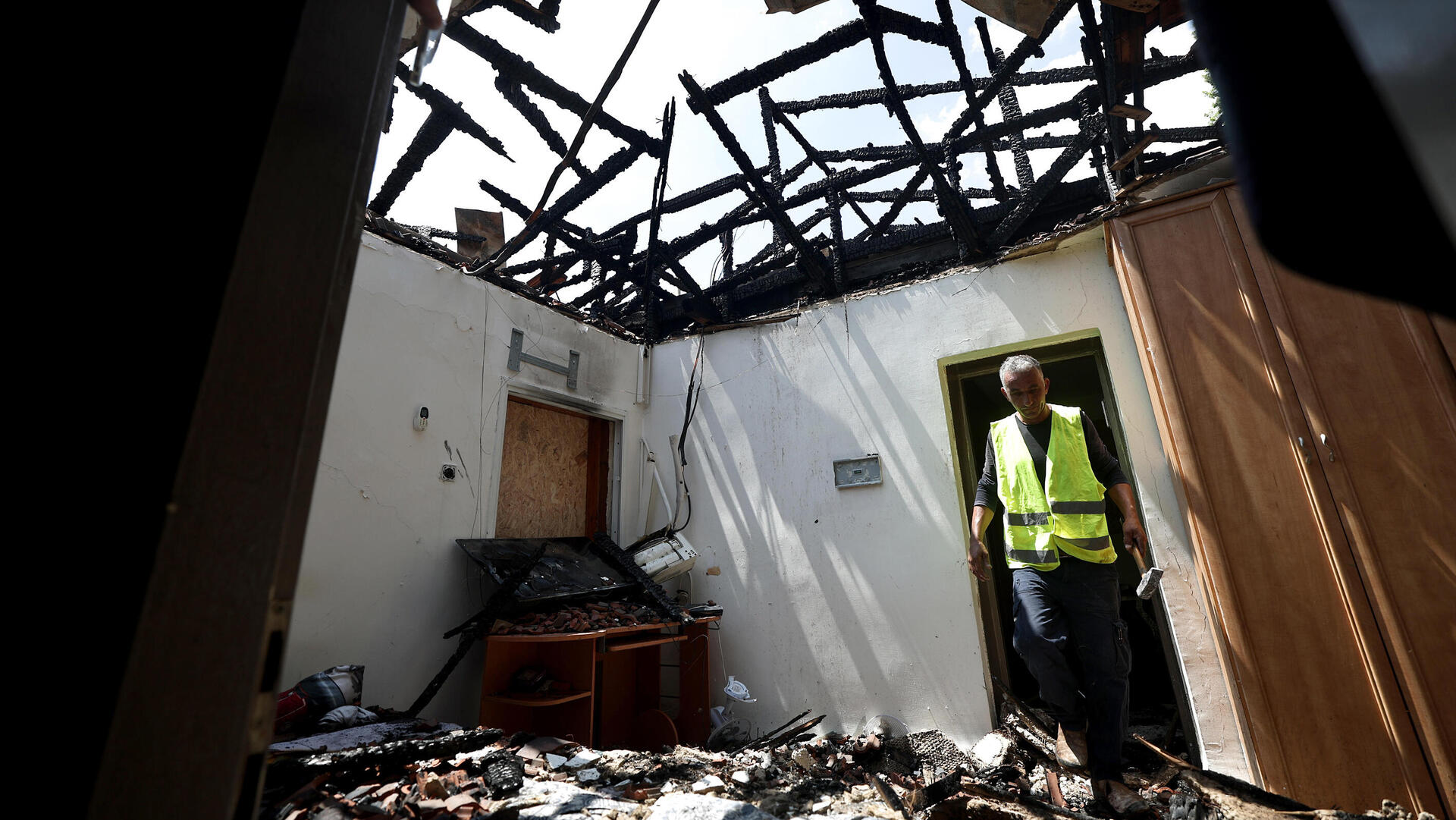 בית ב צפון שנפגע מ הפגזות חזבאללה